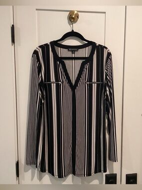 Black & White Striped V-Neck Long Sleeve